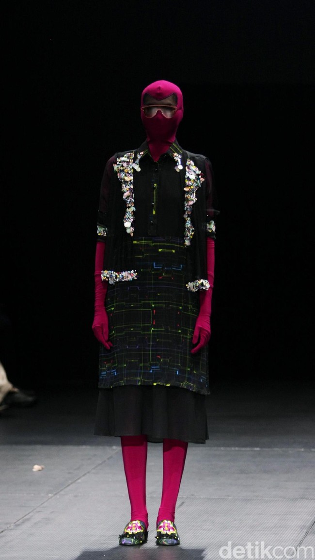 Koleksi busana terbaru dari brand Mel Ahyar First yang mengusung tema Fractal Gradina di Plaza Indonesia Fashion Week 2017. Plaza Indonesia. Thamrin. Jakarta. [Foto: Mohammad Abduh/Wolipop]