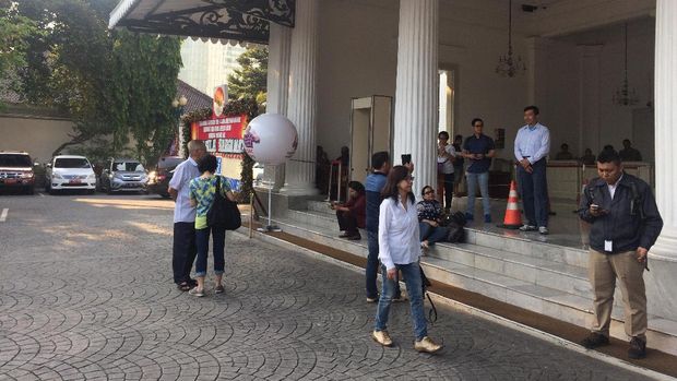 Suasana di Balai Kota masih sepi, warga tidak menyemut seperti biasanya.
