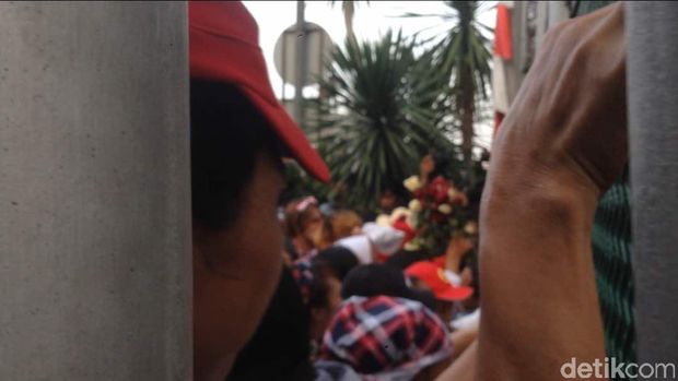 Massa Pendukung Ahok Lempar Botol ke Petugas Rutan Cipinang