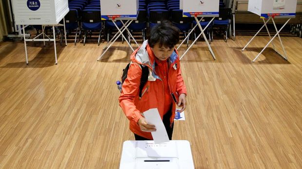 Rakyat Korsel menggunakan hak suarnaya untuk memilih pengganti Park Geun-Hye