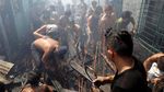 Pasca Kebakaran di Manila, Warga Berebut Sisa Kabel Listrik