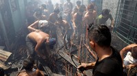 Mereka mengumpulkan tembaga dari sisa kabel listrik. REUTERS/Erik De Castro.