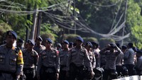 Polisi melakukan persiapan penjagaan di depan gedung Kementan.
