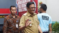 Djarot menyapa sejumlah wartawan.