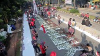 Para pendukung Ahok yang mayoritas mengenakan baju kotak-kotak terus berdatangan. Mereka berkumpul di sekitar tugu keadilan.