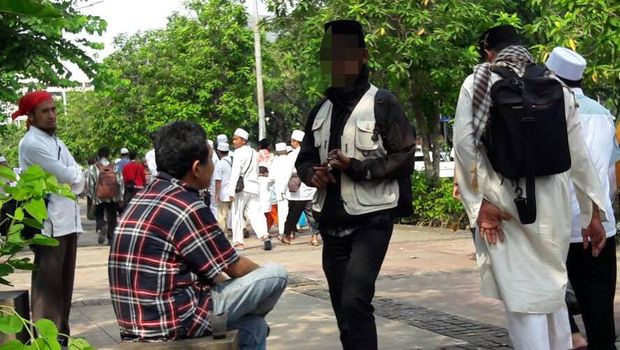 Cerita Pria Berkemeja Kotak-kotak di Tengah Aksi 55