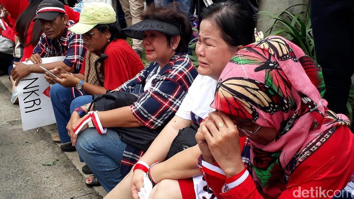 Ekspresi Pendukung Saat Ahok Divonis 2 Tahun Penjara