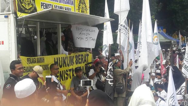 Massa kontra mendengarkan pembacaan berkas putusan Ahok.