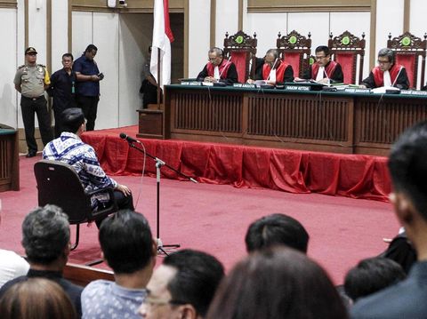 Basuki Tjahaja Purnama (Ahok) menjalani sidang vonis kasus dugaan penistaan agama di aula Kementerian Pertanian, Jakarta, Selasa (9/5/2017).
