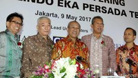 Direktur Utama PT Totalindo Eka Persada Tbk Donald Sihombing (kelima kiri), bersama jajaran direksi (dari ki), Joni, Achyat, Komisaris Saut Rajaguguk, Direktur Jim Baik Komisaris Utama Erry Firmansyah dan Direktur Eko Wardoyo, berbincang disela Paparan Publik di Jakarta, Selasa (9/5/2017).