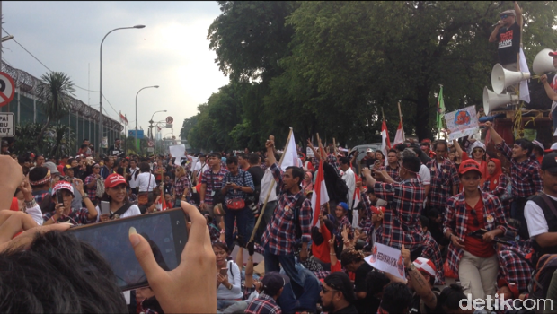 Massa pendukung Ahok di depan Rutan Cipinang.