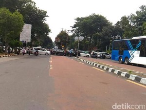 Massa Kawal Ahok Bergerak, Lalin Arah Jalan Warung Buncit Ditutup