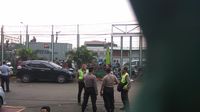 Massa Tutup Jalan Rutan Cipinang, Kendaraan Tak Bisa Melintas