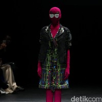 Koleksi busana terbaru dari brand Mel Ahyar First yang mengusung tema Fractal Gradina di Plaza Indonesia Fashion Week 2017. Plaza Indonesia. Thamrin. Jakarta. [Foto: Mohammad Abduh/Wolipop]