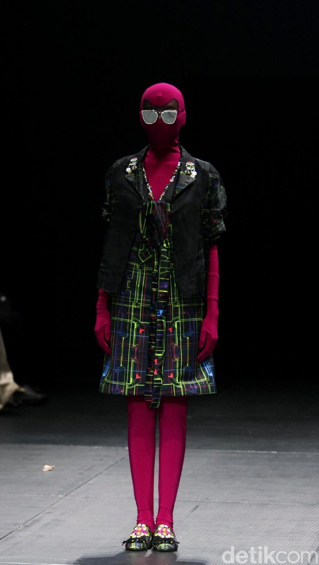Koleksi busana terbaru dari brand Mel Ahyar First yang mengusung tema Fractal Gradina di Plaza Indonesia Fashion Week 2017. Plaza Indonesia. Thamrin. Jakarta. [Foto: Mohammad Abduh/Wolipop]