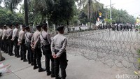 Polisi melakukan penjagaan di Jalan RM Harsono. Kawat berduri juga dipasang di jalan tersebut.