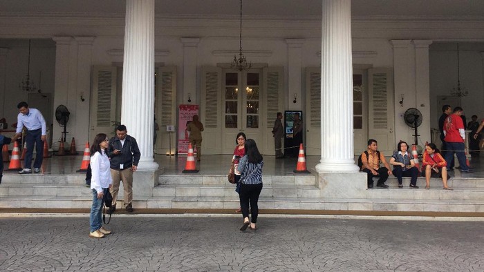 Warga Sambangi Balai Kota Beri Semangat Ahok Hadapi Vonis