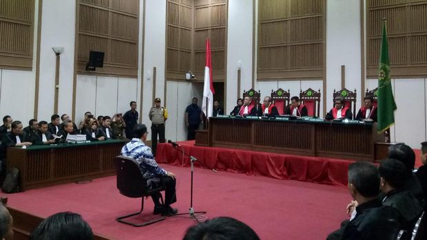 Ketua PN Jakut yang juga hakim ketua sidang perkara Ahok, Dwiarso Budi Santiarto memberikan keterangan kepada wartawan, Rabu (17/5/2017)