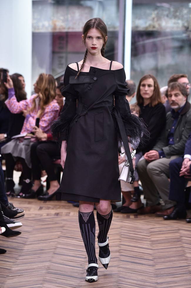 Prada akhirnya berhasil masuk di 10 besar setelah gagal pada kuartal sebelumnya. Penjualan Prada nylon and leather belt bag yang meningkat ikut berkontribusi pada performa rumah mode ini. Foto: Getty Images