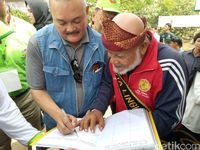 Andik memint tanda tangan Gubernur Alex Noerdin