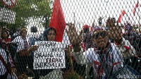 Massa pendukung Gubernur DKI Basuki Tjahaja Purnama (Ahok) menggelar aksi di depan Rutan Cipinang. Mereka menuntut agar bisa menemui Ahok.