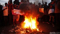 Begini suasana saat massa pro Ahok melakukan aksi bakar-bakar di depan Rutan Cipinang, Jakarta Timur, Selasa (9/5/2017).