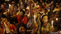 Sambil membawa lilin di tangan, mereka menyanyikan lagu-lagu kebangsaan, seperti Padamu Negeri.
