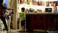 Aktivitas jual beli baju anak di Blok B. Pool/Stefanus Harry.