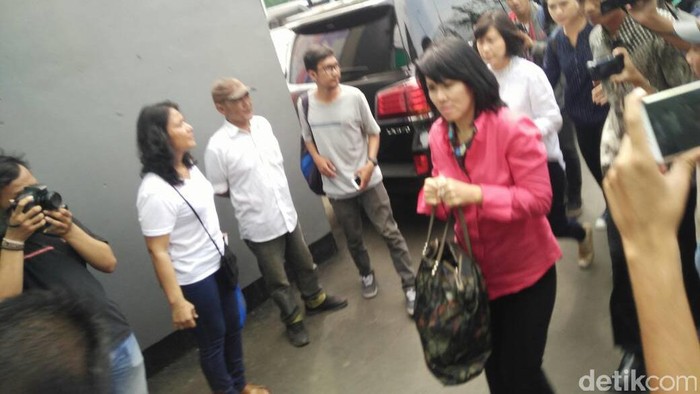 Veronica Tan dan Putranya Jenguk Ahok di Rutan Cipinang