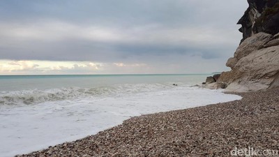 Ajaib, Pantai di NTT Punya Batu Warna-warni!