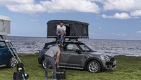  MINI dan Autohome bekerja sama menciptakan tendah kemah. Dijuluki Airtop, tenda kemah itu bisa dibandun di atap mobil MINI Countryman.