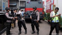 Mobil yang membawa terpidana Ahok pun dikawal aparat kepolisian saat tiba di RUtan Cipinang.