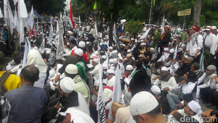 Massa Kontra-Ahok Simak Pembacaan Putusan dengan Pengeras Suara