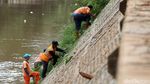 Pasukan Oranye Bersihkan Tepi Kali Ciliwung