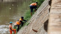 Hal itu dilakukan demi menjaga kebersihan kali Ciliwung dan mencegah banjir.