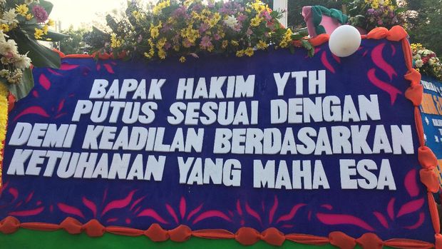Warga juga memberi semangat Ahok lewat karangan bunga.