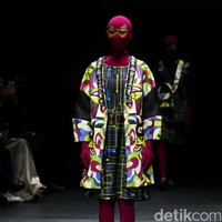 Koleksi busana terbaru dari brand Mel Ahyar First yang mengusung tema Fractal Gradina di Plaza Indonesia Fashion Week 2017. Plaza Indonesia. Thamrin. Jakarta. [Foto: Mohammad Abduh/Wolipop]