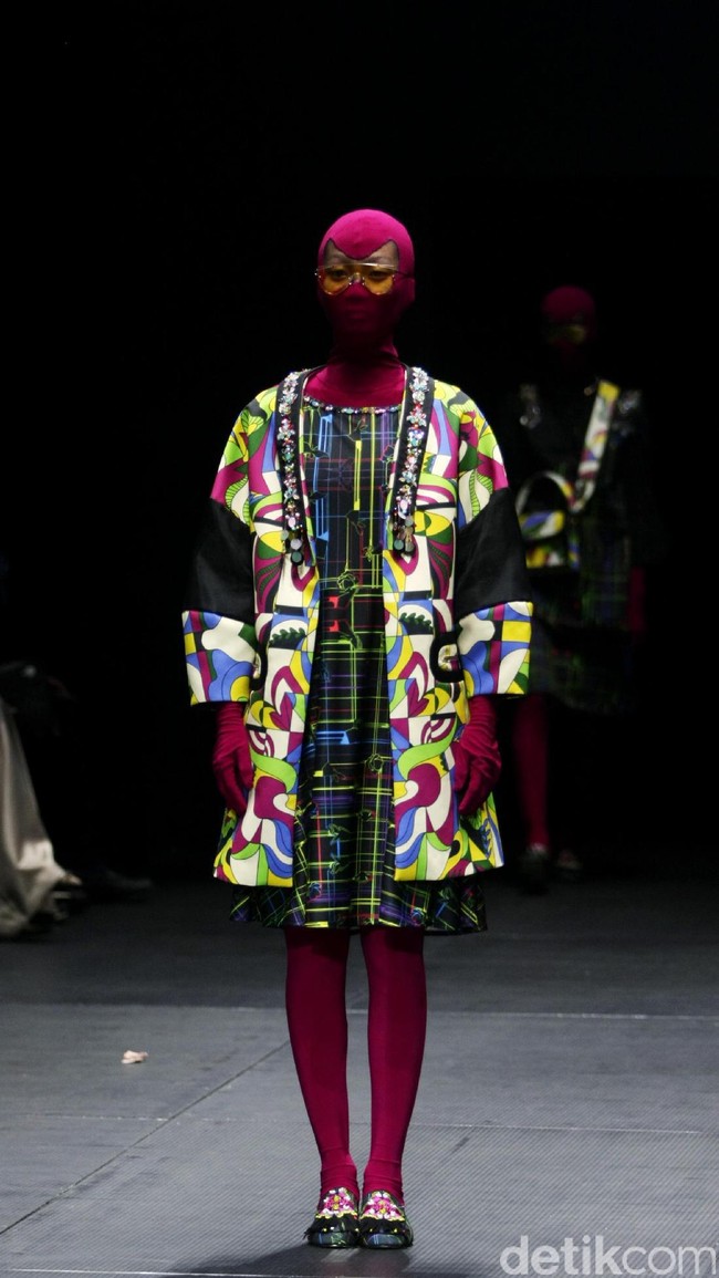 Koleksi busana terbaru dari brand Mel Ahyar First yang mengusung tema Fractal Gradina di Plaza Indonesia Fashion Week 2017. Plaza Indonesia. Thamrin. Jakarta. [Foto: Mohammad Abduh/Wolipop]