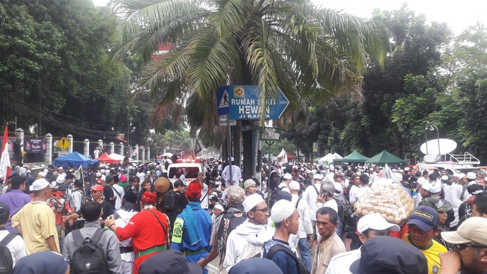 Massa Kontra-Ahok Bubarkan Diri dengan Tertib Sambil Salawatan