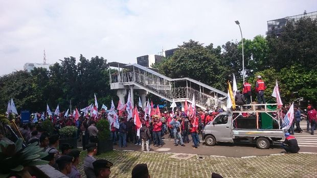Pekerja menuntut KPK menuntaskan kasus Pelindo II.