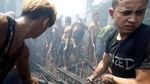 Pasca Kebakaran di Manila, Warga Berebut Sisa Kabel Listrik