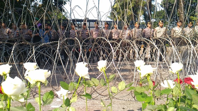 Kawat Berduri di Antara Bunga, Massa dan Polisi