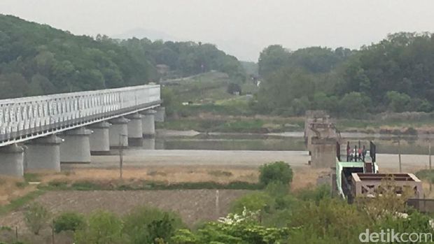 Jembatan yang menjadi penyambung jalur kereta Korut-Korsel terputus usai Perang Korea