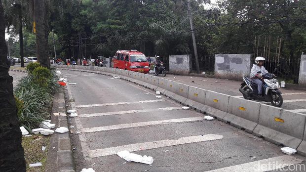 Lalin di depan gedung Kementan kembali dibuka.
