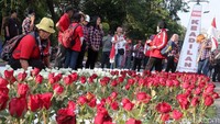 Pendukung Ahok menghiasi sekitar tugu keadilan dengan bunga warna merah dan putih.