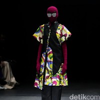 Koleksi busana terbaru dari brand Mel Ahyar First yang mengusung tema Fractal Gradina di Plaza Indonesia Fashion Week 2017. Plaza Indonesia. Thamrin. Jakarta. [Foto: Mohammad Abduh/Wolipop]