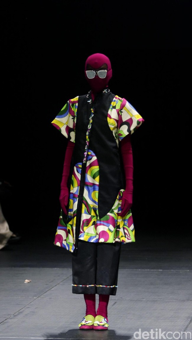 Koleksi busana terbaru dari brand Mel Ahyar First yang mengusung tema Fractal Gradina di Plaza Indonesia Fashion Week 2017. Plaza Indonesia. Thamrin. Jakarta. [Foto: Mohammad Abduh/Wolipop]