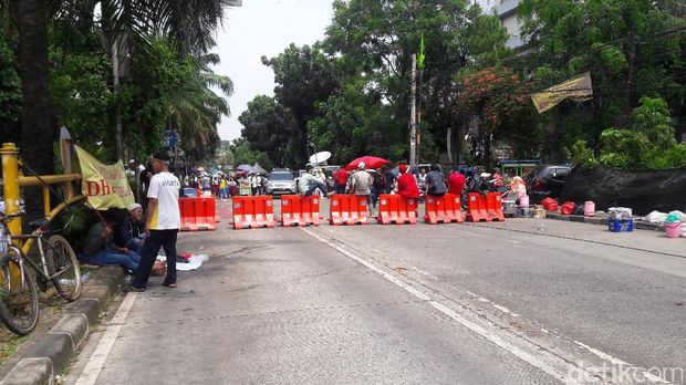 Massa kontra Ahok berangsur bubar.