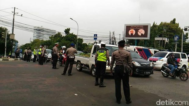 Polisi menutup lalin arah Jalan Warung Buncit Raya.