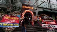 Restoran Hooters asal Amerika Serikat (AS) baru saja membuka cabang pertamanya di Indonesia, tepatnya di bilangan Kemang, Jakarta Selatan. Restoran ini memiliki logo burung hantu dengan kedua matanya yang berwarna oranye, yang juga tertulis Hooters.